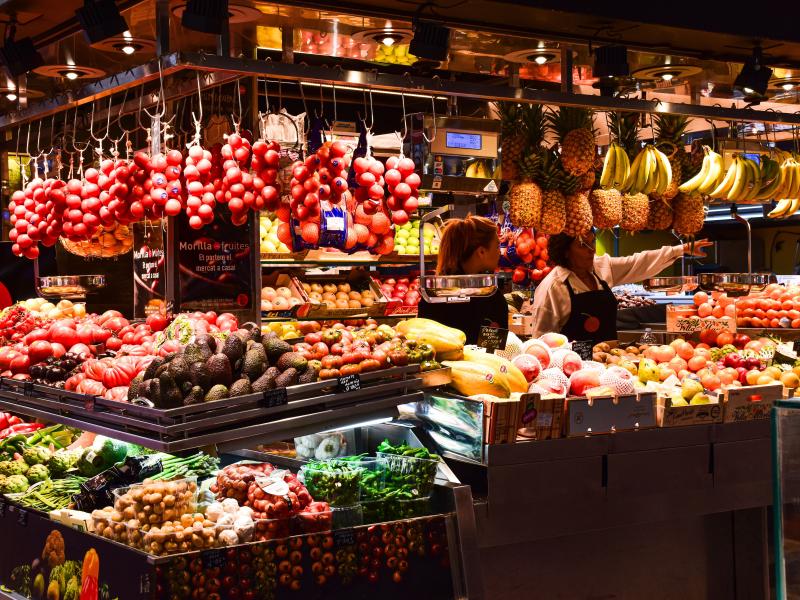 Stand de marché primeurs avec balance suspendue